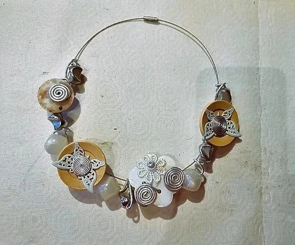 Nieuwe zilverkleurige en beige parelmoer ketting – photo 2